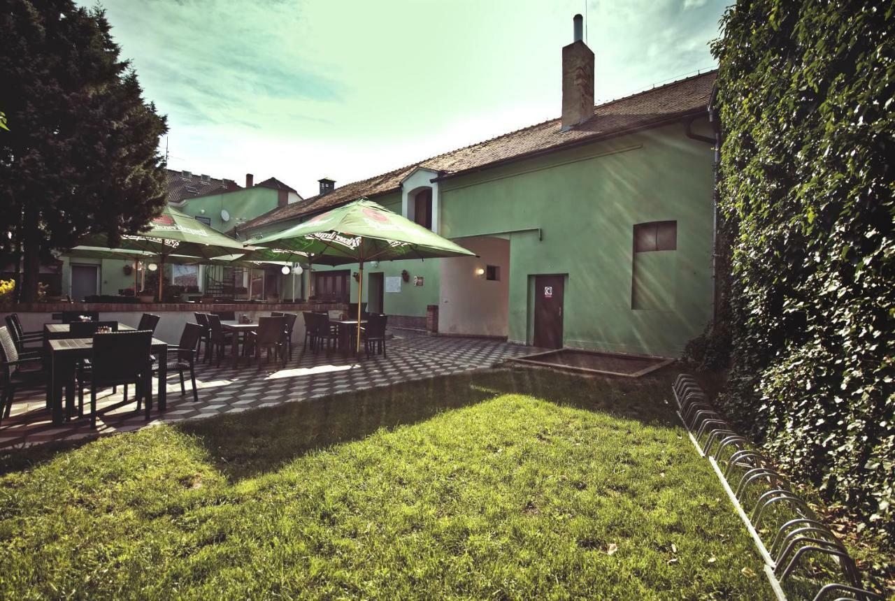 Restaurace A Penzion Praha Dolní Dunajovice Exterior photo