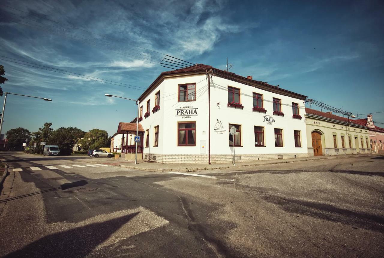 Restaurace A Penzion Praha Dolní Dunajovice Exterior photo