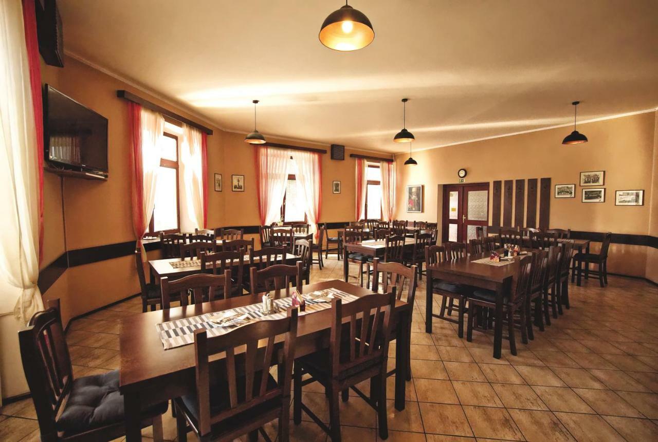 Restaurace A Penzion Praha Dolní Dunajovice Exterior photo