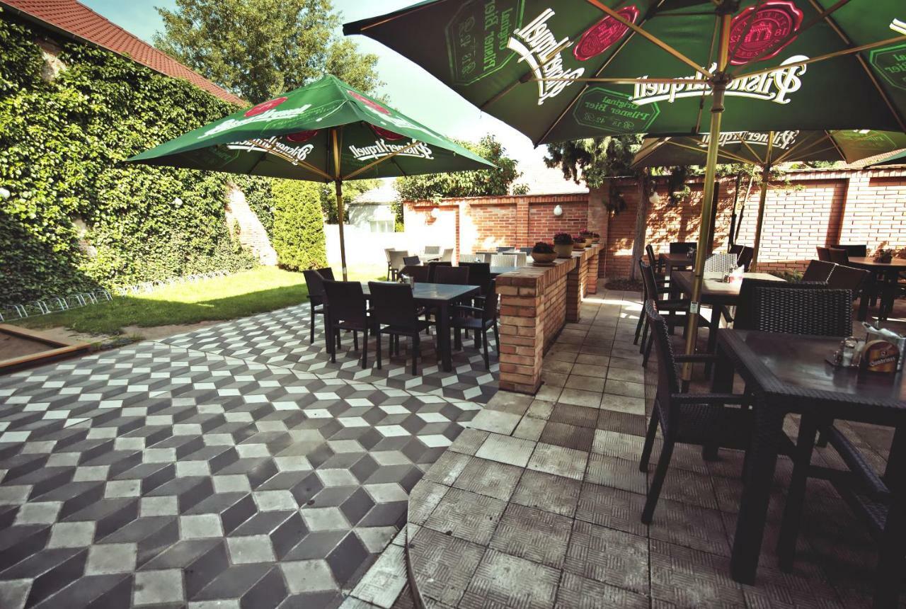 Restaurace A Penzion Praha Dolní Dunajovice Exterior photo