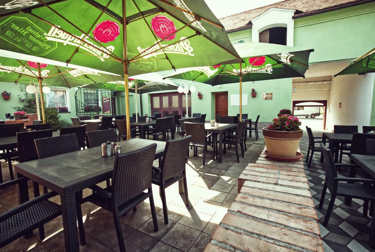 Restaurace A Penzion Praha Dolní Dunajovice Exterior photo
