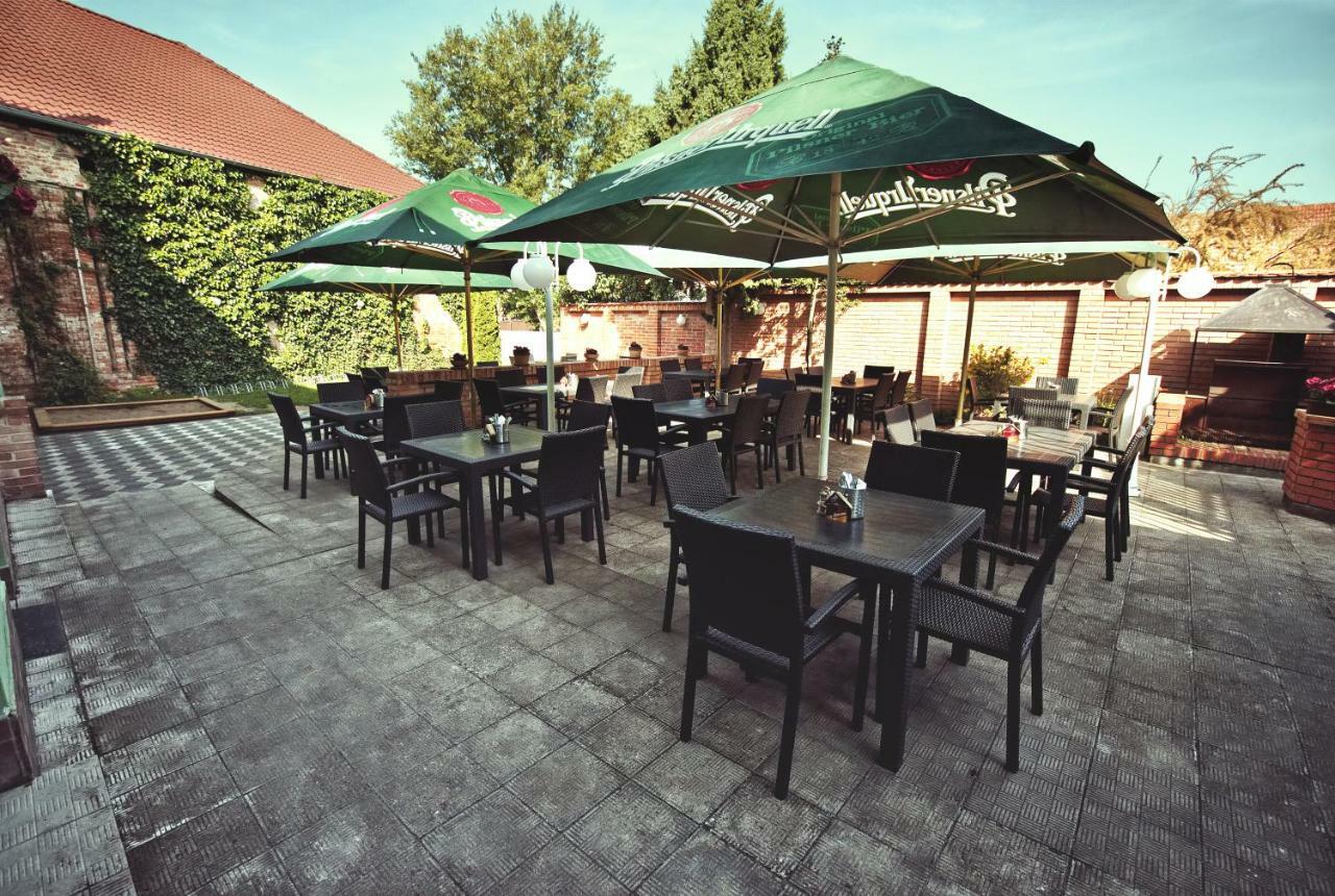 Restaurace A Penzion Praha Dolní Dunajovice Exterior photo